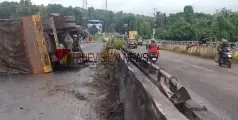 കണ്ണൂരിൽ നിയന്ത്രണം വിട്ട ലോറി മറിഞ്ഞ് അപകടം: രണ്ട് പേർക്ക് പരിക്ക്