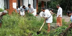 പനങ്ങാട് വില്ലേജ് ഓഫീസ് പരിസരത്ത് പഞ്ചായത്ത് പരിസരം ശുചീകരിച്ചു