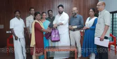     സ്‌കൂള്‍ ലൈബ്രറിയിലേക്ക് അസറ്റ് പേരാമ്പ്രയുടെ പുസ്തക സമര്‍പ്പണം നടന്നു 