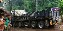  #Traffic | ഗതാഗതം മുടങ്ങി; വിലങ്ങാട് ടൗൺ പാലത്തിൽ ചരക്ക് ലോറി കുടുങ്ങി