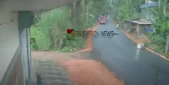 #accident | കോഴിക്കോട്  അത്തോളിയിൽ ബസ്സും ബൈക്കും കൂട്ടിയിടിച്ച് അപകടം;  ബൈക്ക് യാത്രക്കാരനായ യുവാവിന് ദാരുണാന്ത്യം 