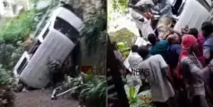 #accident | ശബരിമലയിൽ ജോലിയ്ക്ക് പോയി തിരിച്ചു വരുന്നതിനിടെ അപകടം; കാര്‍ താഴ്ചയിലേക്ക് മറിഞ്ഞ് രണ്ടു പേര്‍ക്ക് പരിക്ക്