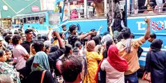 #busstrike | മി​ന്ന​ൽ പ​ണി​മു​ട​ക്ക്; സ്വ​കാ​ര്യ ബ​സു​കാ​രു​ടെ മി​ന്ന​ൽ പ​ണി​മു​ട​ക്കിൽ വലഞ്ഞ് വി​ദ്യാ​ർ​ഥി​ക​ൾ ഉൾപ്പെ​ടെ​യു​ള്ള യാ​ത്ര​ക്കാർ 