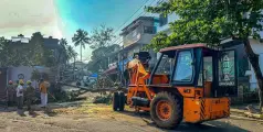 പിറവത്ത് മരത്തിന്റെ ശിഖിരം മുറിക്കുന്നതിനിടെ മരം കടപുഴകി വീണു തൊഴിലാളിക്ക് പരുക്ക്.