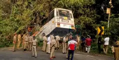 ശബരിമല തീർത്ഥാടകരുമായി പോയ കെഎസ്ആർടിസി ബസ് ബ്രേക്ക് നഷ്ടപ്പെട്ടു, കുഴിയിലേക്ക് ചരിഞ്ഞു 