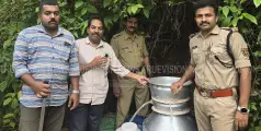 വാഷും ചാരായവും വാറ്റുപുറങ്ങളും പിടികൂടി