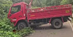 ടിപ്പർ ലോറി നിയന്ത്രണം വിട്ട് മറിഞ്ഞ് അപകടം, ഒരാൾക്ക് ദാരുണാന്ത്യം, രണ്ട് പേർക്ക് പരിക്ക്