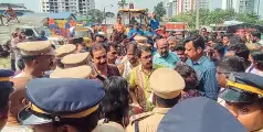 ആലുവ മാര്‍ക്കറ്റ് നവീകരണം ; പ്രതിഷേധത്തെ തുടർന്ന് താൽക്കാലിക കടകള്‍ പൊളിക്കുന്നത് നിര്‍ത്തി   