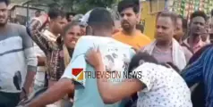 പൊതിരെ തല്ല് .....; മകനെയും മകന്റെ പെണ്‍സുഹൃത്തിനെയും നടുറോഡിലിട്ട് മർദ്ദിച്ച് മാതാപിതാക്കള്‍