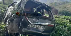 മറയൂർ- മൂന്നാർ റോഡിൽ ഇന്നോവ കാർ  താഴ്ചയിലേക്ക് പതിച്ചു: ഒൻപത് പേർക്ക് പരിക്ക്