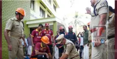 സിവിൽ ഡിഫൻസ്‌ മോക്ഡ്രിൽ: തളിപ്പറമ്പിൽ തകർന്ന കെട്ടിടത്തിൽ നിന്ന് ആളുകളെ മാറ്റി