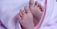 വീട്ടിലെ സ്വിമ്മിം​ഗ് പൂളിൽ വീണ് രണ്ട് വയസുകാരൻ മരിച്ചു