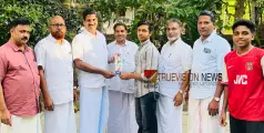 മധുരമായ വിജയം; നരിക്കാട്ടേരിയിൽ എസ് എസ് എൽ സി പരീക്ഷയിലെ ജേതാക്കൾക്ക് ആദരം 