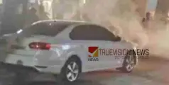 കുറ്റ്യാടി നാദാപുരം സംസ്ഥാനപാതയിൽ ഓടിക്കൊണ്ടിരുന്ന കാറിന് തീപിടിച്ചു