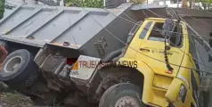 വീടിനു മുകളിലേക്ക് ലോറി മറിഞ്ഞു; വീട്ടിലുണ്ടായിരുന്നയാൾക്ക് പരിക്ക് 