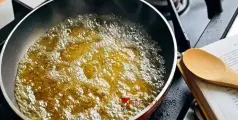 പപ്പടം കാച്ചാൻ പറഞ്ഞത് ചൊടിപ്പിച്ചു; ജ്യേഷ്ഠന്റെ മുഖത്ത് തിളച്ച എണ്ണ ഒഴിച്ച് അനുജൻ