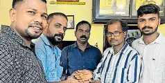 കളഞ്ഞുകിട്ടിയ 2.5 പവൻ സ്വർണ ചെയിൻ തിരികെ ഏൽപിച്ചു ഗ്യാസ് ഏജൻസി ജീവനക്കാരൻ