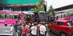 ചെറിയകുമ്പളത്ത് സ്വകാര്യ ബസും ടിപ്പർ ലോറിയും കൂട്ടിയിടിച്ച് അപകടം; പതിനഞ്ചോളം പേർക്ക് പരിക്ക്. 