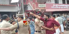 കണ്ണൂരിൽ  സിപിഎം - യൂത്ത് കോൺഗ്രസ് സംഘർഷം ; പരസ്പരം  കുപ്പിയും, കല്ലും, വടിയും എറിഞ്ഞ് പ്രവർത്തകർ,  റോഡിൽ കുത്തിയിരുന്ന് പ്രതിഷേധിച്ച് രാഹുൽ മാങ്കൂട്ടത്തിൽ