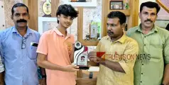 വിജയ തിളക്കം; എസ് എസ് എൽ സിയിൽ ഉന്നത വിജയം നേടിയ ധ്യാൻ നന്ദ് ദേവിന് സ്നേഹ സമ്മാനം