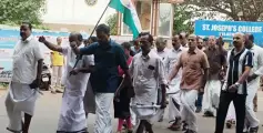 എസ്.എഫ്.ഐക്കാര്‍ നശിപ്പിച്ച കോണ്‍ഗ്രസ്-യൂത്ത്കോണ്‍ഗ്രസ് പതാകകള്‍ പുന:സ്ഥാപിച്ച് കോണ്‍ഗ്രസ് പ്രവര്‍ത്തകര്‍