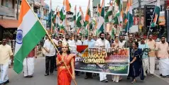 വൻ ജനാവലി അണിനിരന്നു; സൈനികര്‍ക്ക് അഭിവാദ്യമര്‍പ്പിച്ച് വടകരയില്‍ തിരംഗയാത്ര