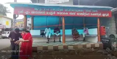 മലയോര ഹൈവേ നവീകരണത്തിന്റെ  ഭാഗികമായി തകർത്ത ബസ് കാത്തിരിപ്പ് കേന്ദ്രം അപകട ഭീക്ഷണി ഉയർത്തുന്നു