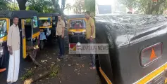 കനത്ത മഴയിൽ പന്തക്കൽ മൂലക്കടവിൽ കൂറ്റൻ തണൽ  മരത്തിൻ്റെ ശിഖിരങ്ങൾ പൊട്ടിവീണ് 3  ഓട്ടോറിക്ഷകൾ തകർന്നു ; ഡ്രൈവർമാർ അത്ഭുതകരമായി രക്ഷപ്പെട്ടു, ഓട്ടോസ്റ്റാൻ്റ് മാറ്റി