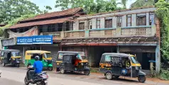 ജീവൻ പണയം വെച്ച്; കല്ലാച്ചിയിൽ സംസ്ഥാന പാതയോരത്ത് അപകടക്കെണിയായി കെട്ടിടങ്ങൾ