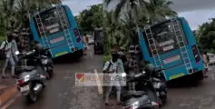 മഞ്ഞോടിയിൽ ശുദ്ധജല വിതരണ പൈപ്പിടാനെടുത്ത കുഴിയിൽ സ്വകാര്യ ബസ് താഴ്ന്നു ; ഉയർത്തിയത് ഏറെ പണിപ്പെട്ട്