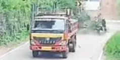 കണ്ണൂരിൽ തെങ്ങ് പൊട്ടിവീണ് ബൈക്ക് യാത്രക്കാരന് ഗുരുതര പരിക്ക്