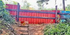 വഴി മുട്ടി ജനങ്ങൾ; വടകര റെയിൽവേ ട്രാക്കിന് ഇരുവശത്തെയും വഴി അടച്ച് റെയിൽവേ