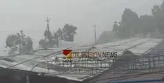 തോരാമഴ; കണ്ണൂര്‍ മാടായിയില്‍ കനത്ത കാറ്റിലും മഴയിലും കൂറ്റന്‍ പന്തല്‍ തകര്‍ന്നുവീണു