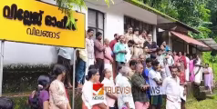 ലിസ്റ്റില്‍ പേരില്ല; വിലങ്ങാട് വില്ലേജ് ഓഫീസിനുമുന്നിൽ കുത്തിയിരിപ്പ് സമരവുമായി ഉരുൾപൊട്ടൽ ദുരിതബാധിതർ