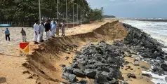 കടലാക്രമണം രൂക്ഷം; വടകര സാൻഡ്ബാങ്ക്സ് സന്ദർശിച്ച് ഷാഫി പറമ്പിൽ എം പി