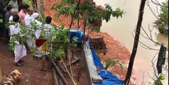പുഴയോരവാസികൾ ഭീഷണിയിൽ; കായപ്പനിച്ചിയില്‍ വീട്ടുമതിലും മുറ്റവും ഒഴുകി പോയി 
