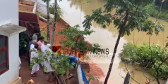 പതിവില്ലാത്ത വിധം ഒഴുക്ക്; പെരിങ്ങത്തൂർ പുഴയിൽ ജലനിരപ്പുയരുന്നു, വീട്ടു മതിലും, നിർമ്മാണത്തിലിരിക്കുന്ന കെട്ടിടവും  ഒലിച്ചുപോയി