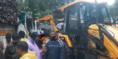 കുമളി ചെക്ക് പോസ്റ്റിന് സമീപം നിർത്തിയിട്ടിരുന്ന ലോറിയിൽ മരം വീണ് യുവാവ് മരിച്ചു