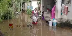 കനത്ത മഴയിൽ വീടുകളിൽ വെള്ളം കയറി, റോഡു ഗതാഗതം താറുമാറായി; ജനങ്ങൾ ദുരിതത്തിൽ