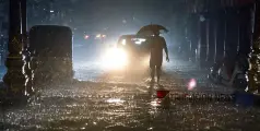 ശ്രദ്ധയ്ക്ക്; അടുത്ത മൂന്ന് മണിക്കൂറിൽ മാത്രം കോഴിക്കോട്, കണ്ണൂർ ഉൾപ്പെടെ  ആറ് ജില്ലകളിൽ റെഡ് അലർട്ട്