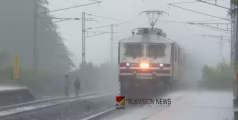 യാത്രക്കാരുടെ ശ്രദ്ധയ്ക്ക്, ട്രെയിനുകള്‍ വൈകിയോടുന്നു; താഴ്ന്ന പ്രദേശങ്ങളിൽ വെള്ളക്കെട്ട്