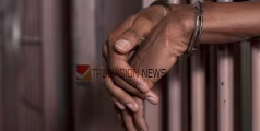 പെൺകുട്ടിയെ ശല്യം ചെയ്തതിനു വിളിച്ചുവരുത്തി; പൊലീസുകാരനെ ആക്രമിച്ച് മധ്യവയസ്‌കൻ, സംഭവം കോഴിക്കോട് 