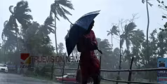 കനത്ത മഴയും കാറ്റും തുടരുന്നു; അടുത്ത മൂന്ന് മണിക്കൂറിൽ  അഞ്ച്  ജില്ലകളിൽ റെഡ് അലർട്ട്