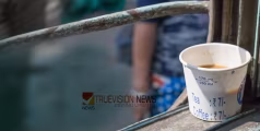 'ചായ പൊല്ലാപ്പായി; ട്രെയിനിൽ പുലർച്ചെ ഉറങ്ങിക്കിടന്ന യാത്രക്കാരനെ വിളിച്ചുണർത്തി ചായവില്പനക്കാരൻ, പരാതിയിൽ നടപടി