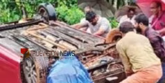 കോഴിക്കോട് കാര്‍ വൈദ്യുതി പോസ്റ്റിലിടിച്ച് മറിഞ്ഞു; രണ്ട് പേര്‍ക്ക് പരിക്ക്