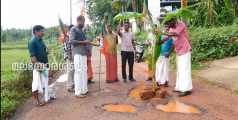 പായം -ആറളം റോഡ് തകർന്നു: റോഡിൽ വാഴ നട്ട് ബിജെപി പ്രതിഷേധിച്ചു