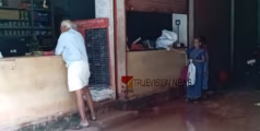 ജനം ദുരിതത്തിൽ; അരൂർ മാവേലി സ്റ്റോറിന് മുമ്പിൽ ചെളിയും വെള്ളവും
