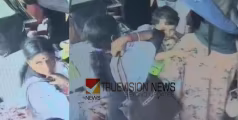  പഠിച്ച കള്ളി തന്നെ...! തക്കം നോക്കി പൊട്ടിച്ചു, നാദാപുരത്ത് അമ്മയുടെ കൈയ്യിലിരുന്ന കുഞ്ഞിന്‍റെ മാല പൊട്ടിച്ച യുവതിക്കായി അന്വേഷണം