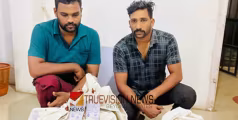 ഗുഡ്‌സ് കാരിയറിൽ കടത്തിക്കൊണ്ടുവന്ന 28.25 ലിറ്റർ പുതുച്ചേരി മദ്യവുമായി കൊല്ലം സ്വദേശികൾ പിടിയിൽ