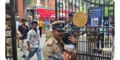 ബെംഗളൂരുവിൽ ആർ‌സി‌ബി വിജയാഘോഷത്തിനിടെ തിക്കിലും തിരക്കിലും 7 പേർ മരിച്ചു, 40 ലധികം പേർക്ക് പരിക്കേറ്റു.